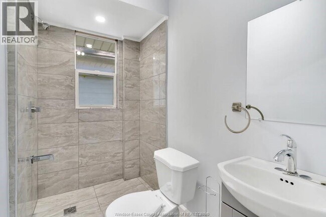 Building Photo - 516 Oak Ave