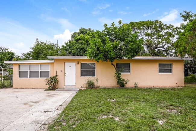 Building Photo - 1709 NW 16th Ct