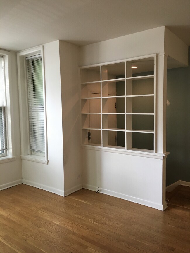 Living Room - 2754 N Kenmore Ave