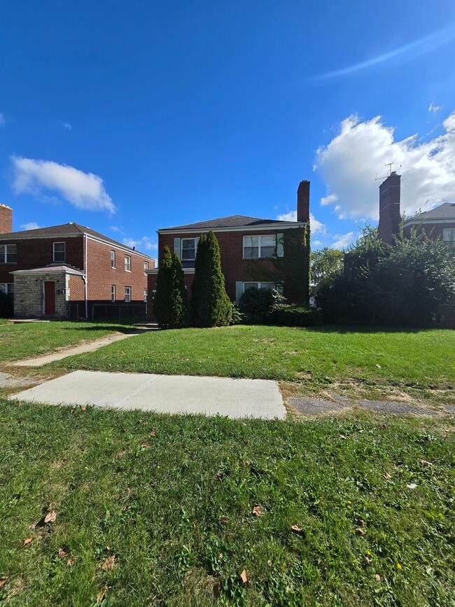 Building Photo - 186 S Powell Ave Building Photo - 186 S Powell Ave