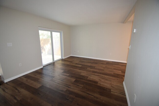 Foto del edificio - 3BR/1.5BA two story Townhouse