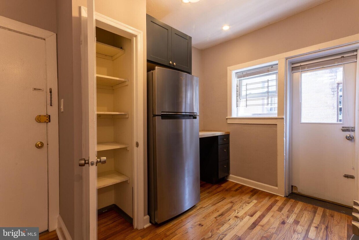 Primary Photo - 338 Lombard St