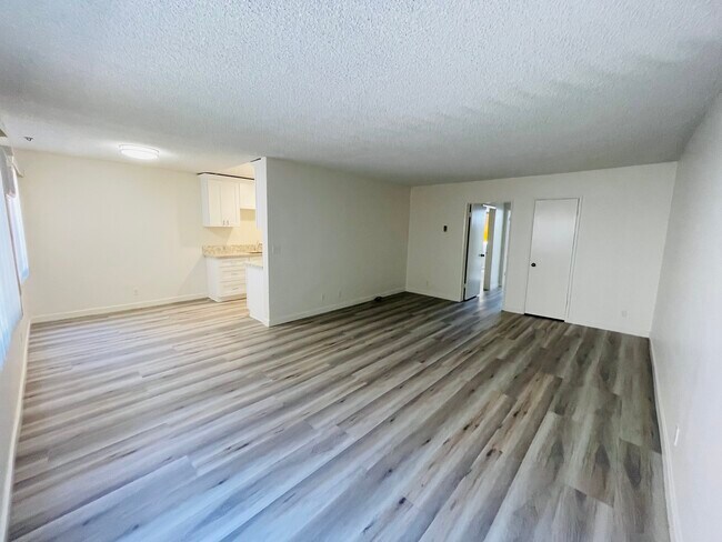 Building Photo - 1009 N Edinburgh Ave