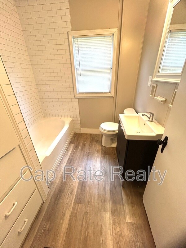 Foto del edificio - 1366 Duxberry Ave
