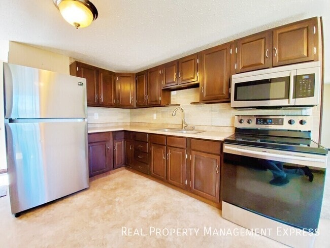 Building Photo - 4 Bed 2 Bath Home with Fenced Yard