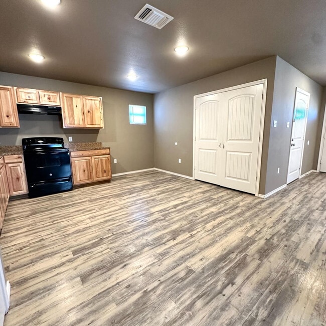 Building Photo - 1304 E 15th St