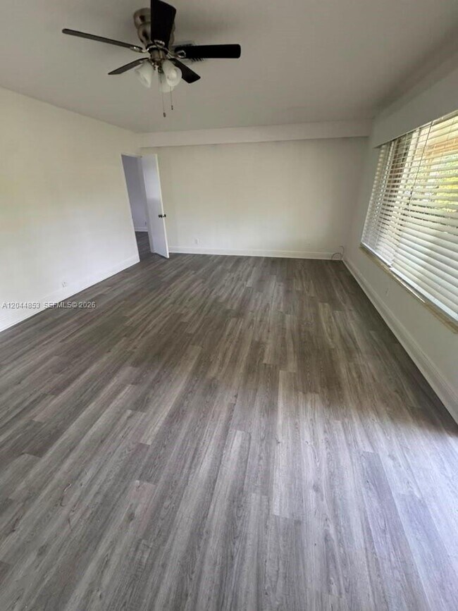 Foto del edificio - 2396 NE 5th Ave