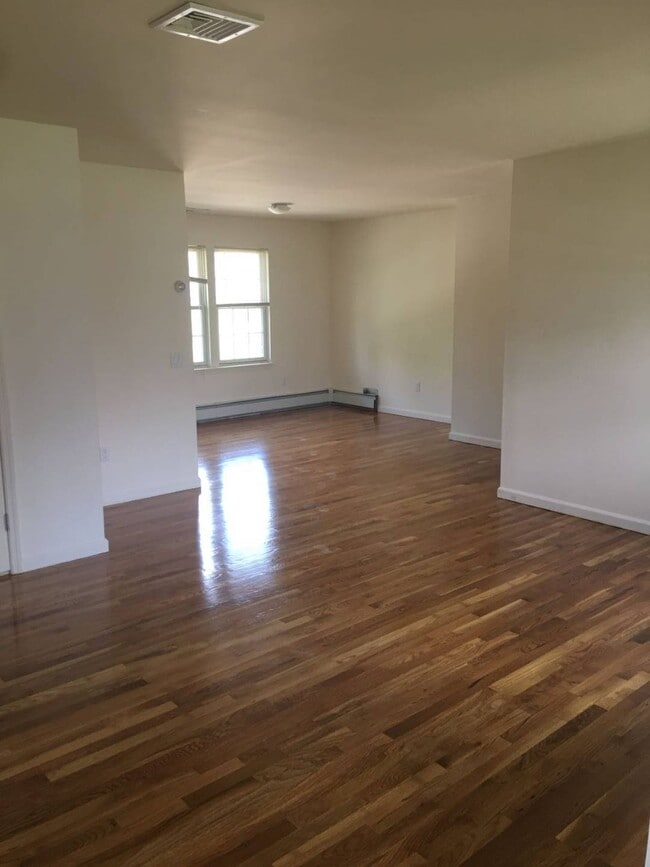 12 Kaywood Rd, Port Washington, NY 11050 House Rental in Port