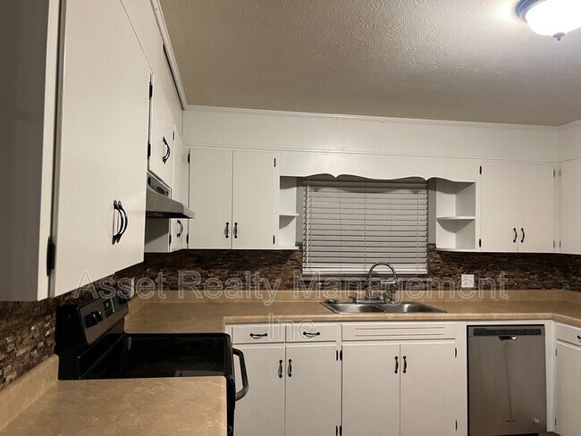 Building Photo - 412 W Meadecrest Dr