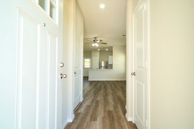 Building Photo - Hunters Ranch Beauty! 3 Bedroom 2 1/2 Bath...