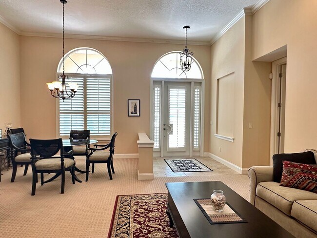Foto del edificio - Gated Community! Walking Distance to the B...