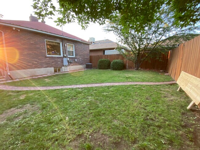 Building Photo - 2687 S Highland Dr