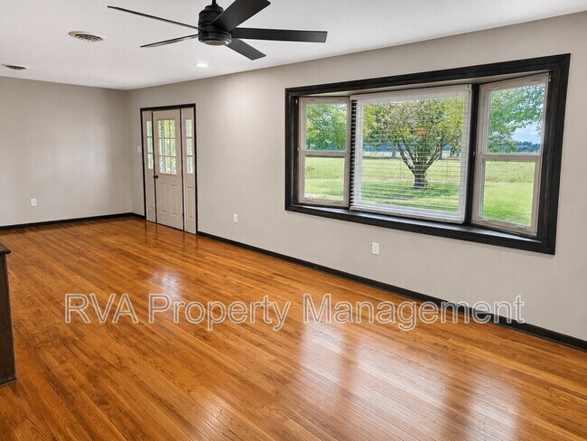 Foto del edificio - 4476 Country Walk Ln