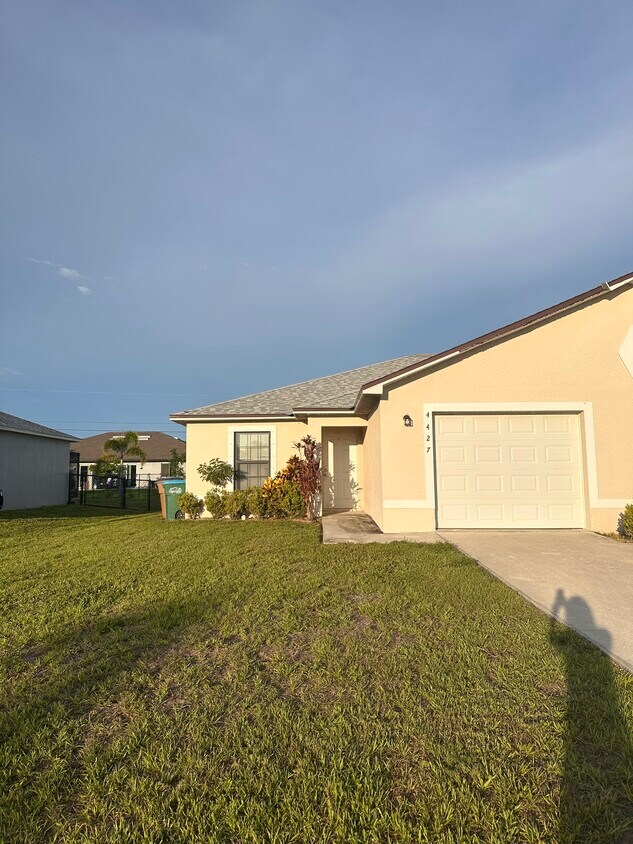 Entrance and 1 car garage - 4427 SW 9th Ave