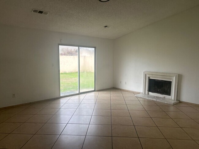 Foto del edificio - Coming soon-  Spacious 3 bed/2bath Single Family home in Delano!!