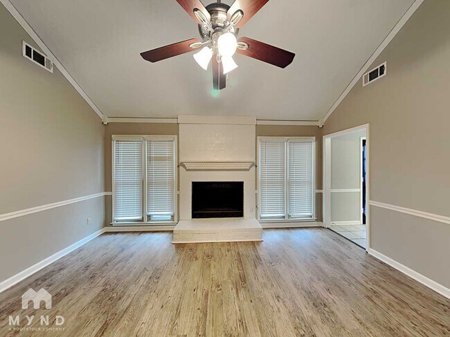 Foto del edificio - 4569 Falkland Dr