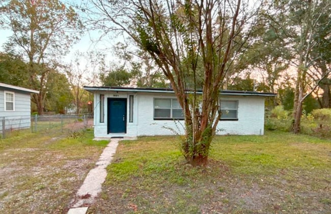 Building Photo - 3024 W 1st St