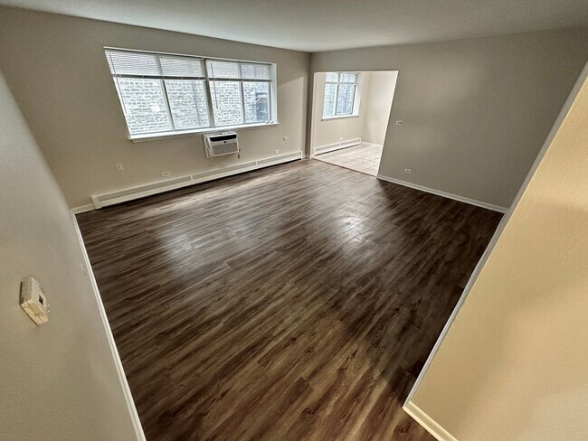 Foto del edificio - 7300 N Ridge Blvd