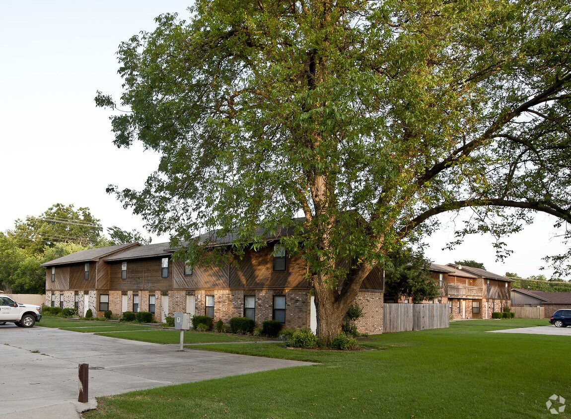 Foto principal - 711 S Foster Ave
