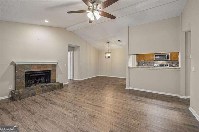 Foto del edificio - 408 Warm Springs Cir