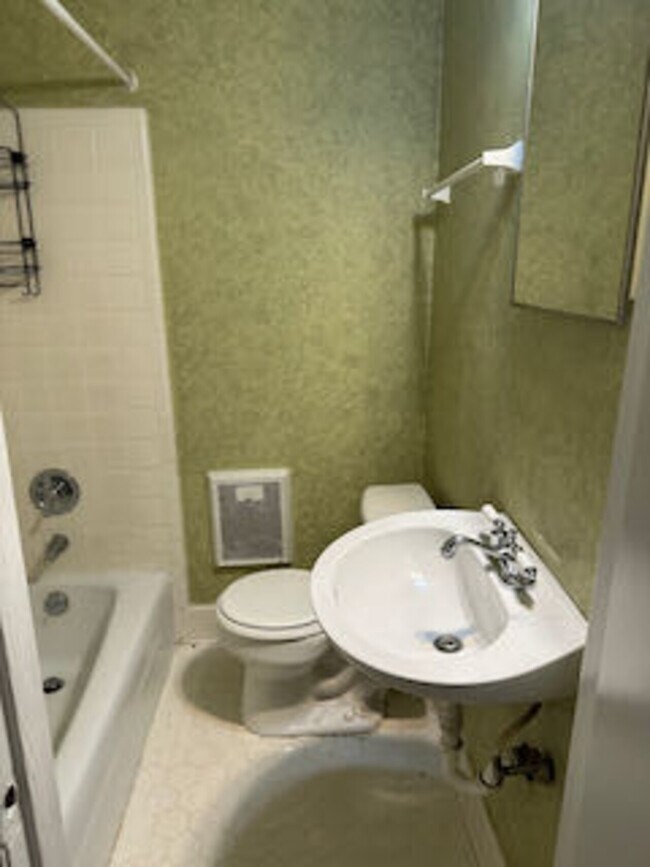 Building Photo - 212 Fairway Drive