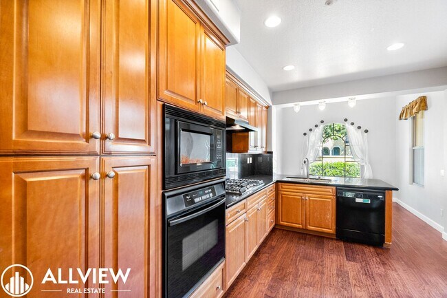 Building Photo - Gorgeous 3 bed, 2.5 bath home available in...
