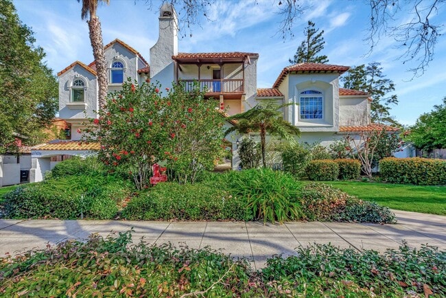 Foto del edificio - Spacious Townhome in Palo Alto