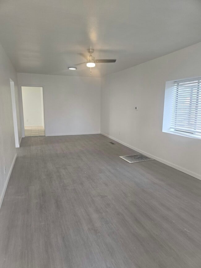 Building Photo - 300 S 5th St