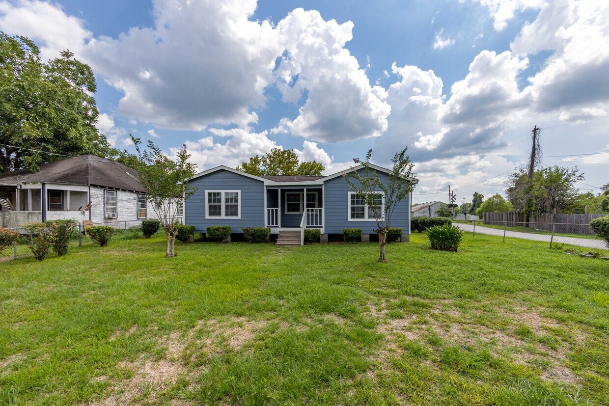 Foto principal - Cute and cozy 3 bedroom / 2 bath home in L...