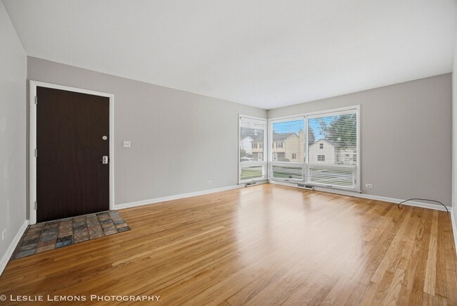Building Photo - 2 Bedroom Duplex Available