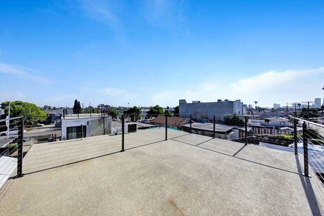 Foto del edificio - AMAZING NEW CONSTRUCTION UNIT NEAR DOWNTOWN