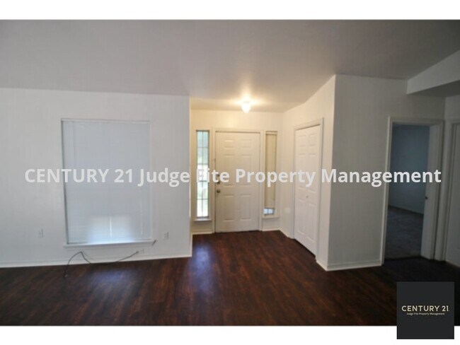Foto del edificio - Lovely 2/2 Townhome in Dallas Ready For Mo...