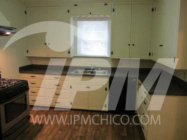 Foto del edificio - Classic 3 bedroom 2 bathroom home!