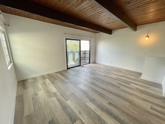Building Photo - 910 N Prospect Ave