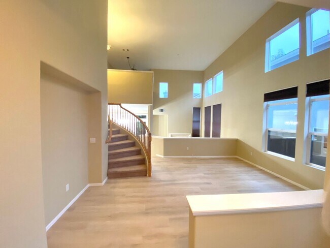 Building Photo - Spacious 3 Bed 2.5 Bath with a loft Ventur...