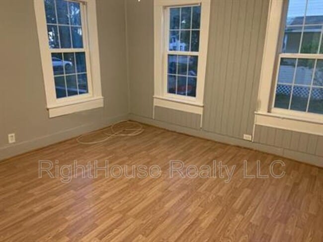 Building Photo - 113 S Grove St