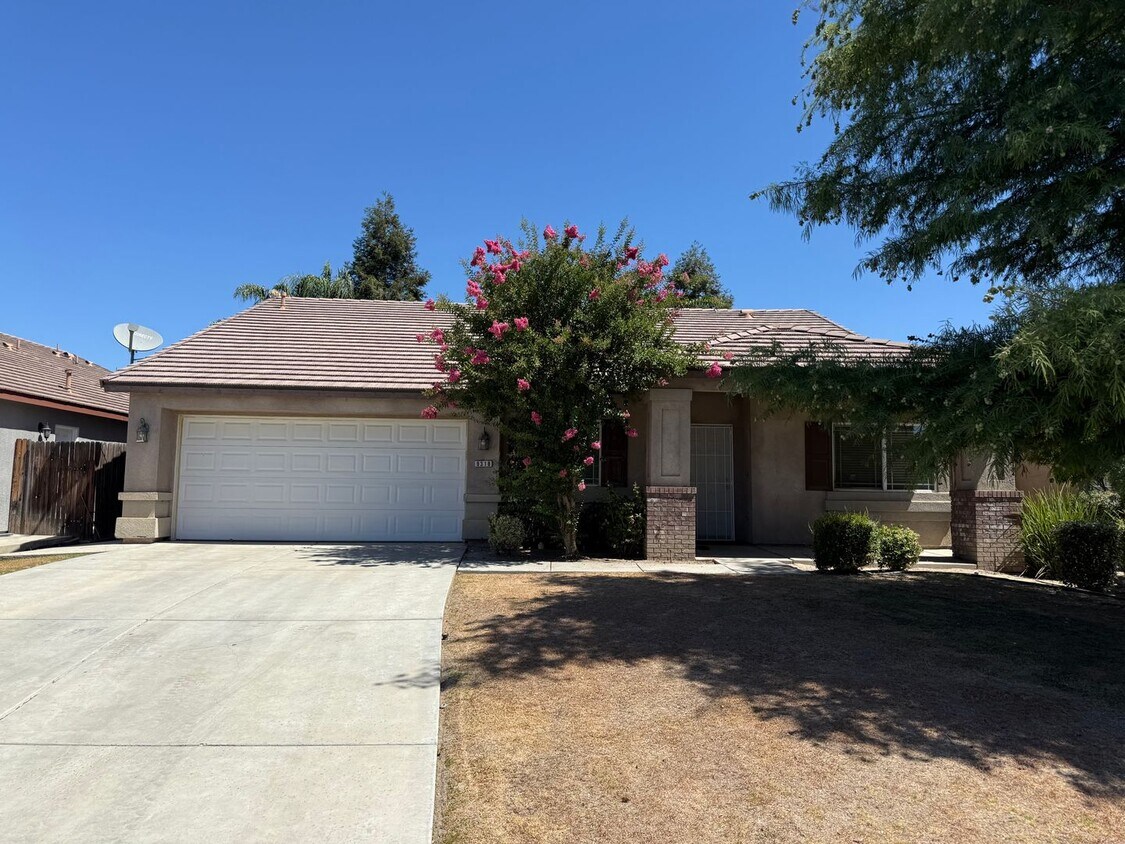 Foto principal - Beautiful 4-Bedroom, 2-Bathroom Home in So...
