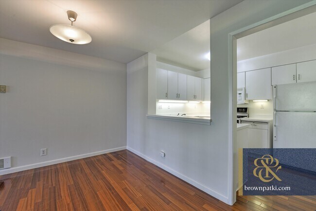 Building Photo - 1380 Greenwich St