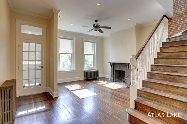 Building Photo - 3 bed/2.5 bath Townhouse in Capitol Hill!