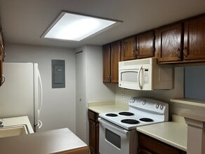 Building Photo - 8335 Fairmount Dr