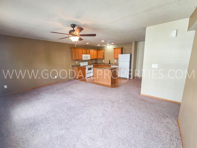 Foto del edificio - Pleasant Hill Townhome with 2-Car Garage & Walk-In Closets