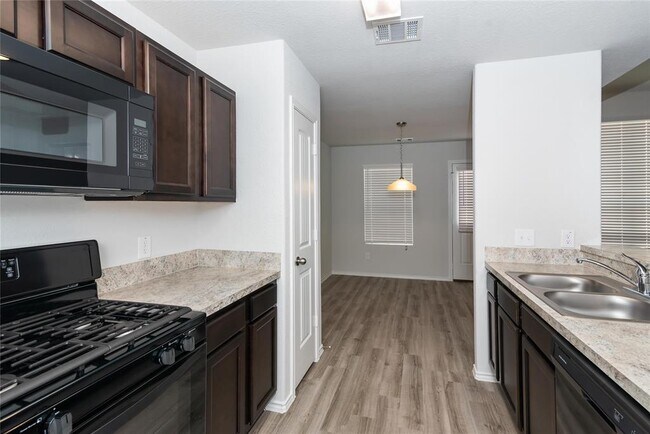 Foto del edificio - 3915 Silver Ranch Rd