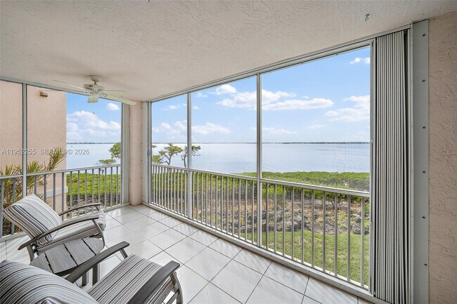Foto del edificio - 5800 NE Island Cove Way