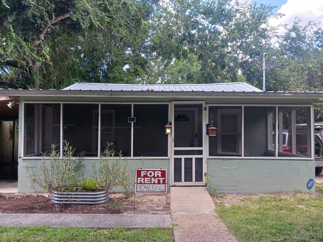 Primary Photo - 638 Center St