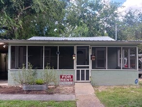 Building Photo - 638 Center St