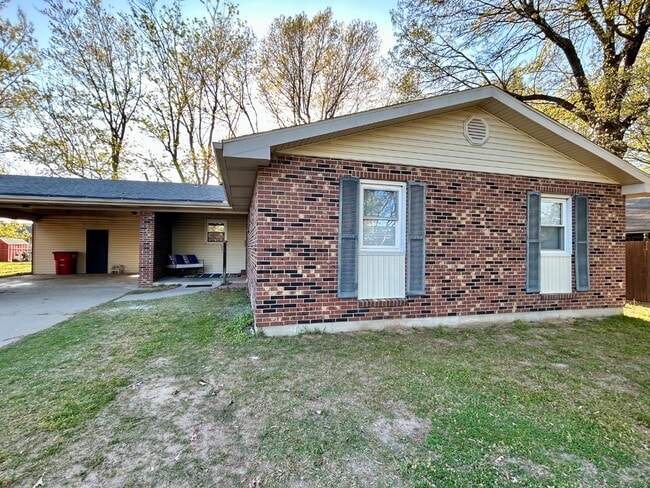 Building Photo - 833 Stanford Dr