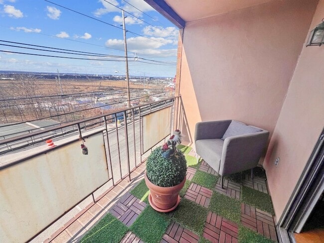 Foto del edificio - 1906 Paterson Plank Rd