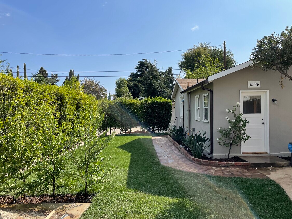 Cottage with side yard - 2594 Morningside St