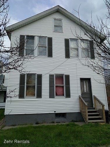 Building Photo - 710 E 13th St