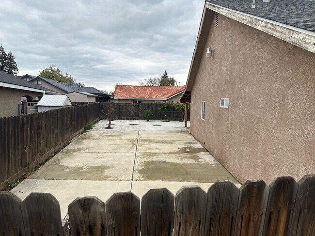 Building Photo - 530 E Ferguson Ct